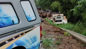 Acidente com carreta carregada de madeira mata adolescente e bebê na BR-364
