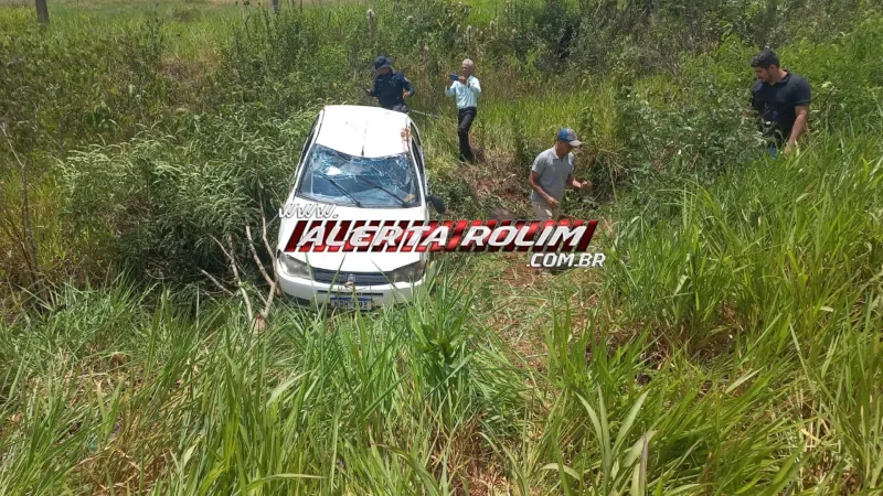 Capotamento é registrado após condutora perder controle da direção ao passar por buraco na RO 010; passageira foi socorrida