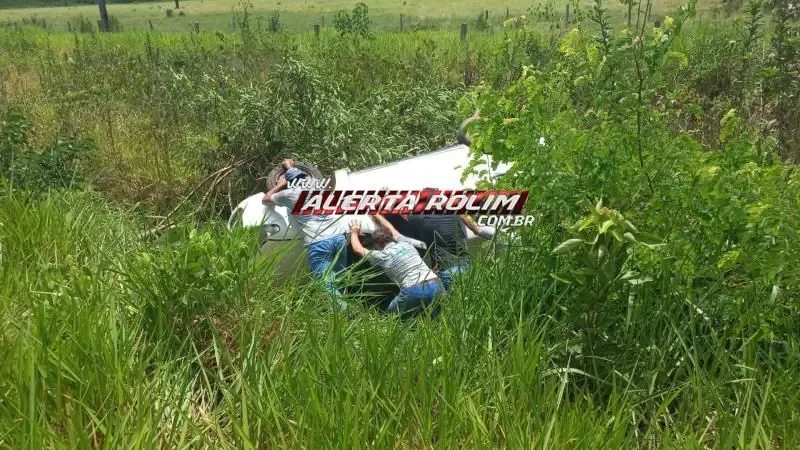Foto 1 da matéria: Capotamento é registrado após condutora perder controle da direção ao passar por buraco na RO 010; passageira foi socorrida