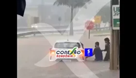 Carro é arrastado por enxurrada durante forte chuva na marginal da BR-364, em...