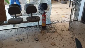 Casal arromba vidraçaria no centro de Rolim de Moura, destrói o local e foge...