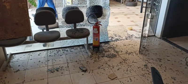 Casal arromba vidraçaria no centro de Rolim de Moura, destrói o local e foge levando apenas R$ 100