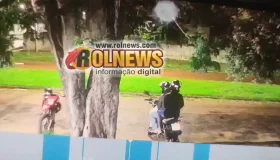 Dupla em moto branca furta motocicleta estacionada na Avenida Recife durante a...