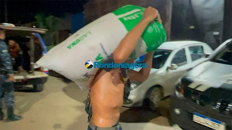Em embarcação: grupo é preso após ser flagrado furtando soja de balsa no porto da capital