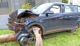 Grave acidente no centro: carro atinge motociclista e derruba coqueiro, em...