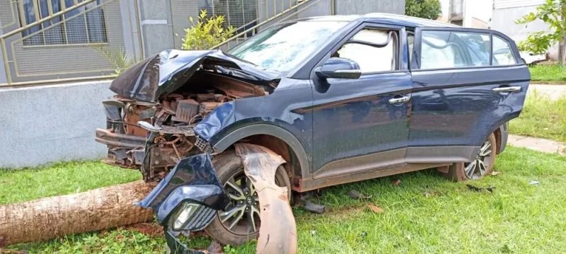 Grave acidente no centro: carro atinge motociclista e derruba coqueiro, em Rolim de Moura