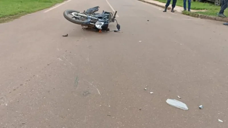 Foto 2 da matéria: Grave acidente no centro: carro atinge motociclista e derruba coqueiro, em Rolim de Moura