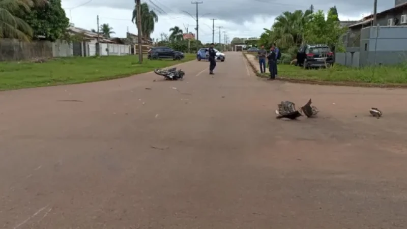 Foto 1 da matéria: Grave acidente no centro: carro atinge motociclista e derruba coqueiro, em Rolim de Moura