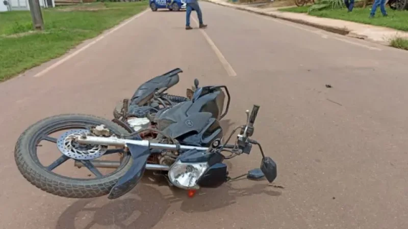 Foto 5 da matéria: Grave acidente no centro: carro atinge motociclista e derruba coqueiro, em Rolim de Moura