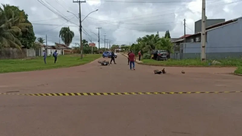 Foto 6 da matéria: Grave acidente no centro: carro atinge motociclista e derruba coqueiro, em Rolim de Moura