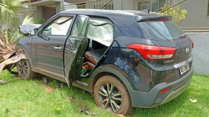 Foto 4 da matéria: Grave acidente no centro: carro atinge motociclista e derruba coqueiro, em Rolim de Moura