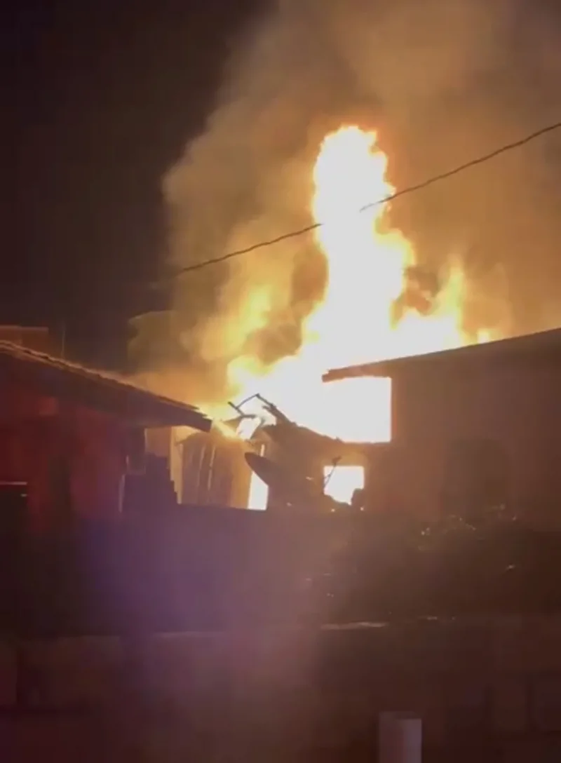 Incêndio de grandes proporções atinge residência no Bairro Olímpico em Rolim de Moura