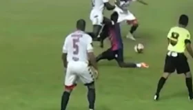 Jogador fica desacordado após levar joelhada no rosto durante jogo do...