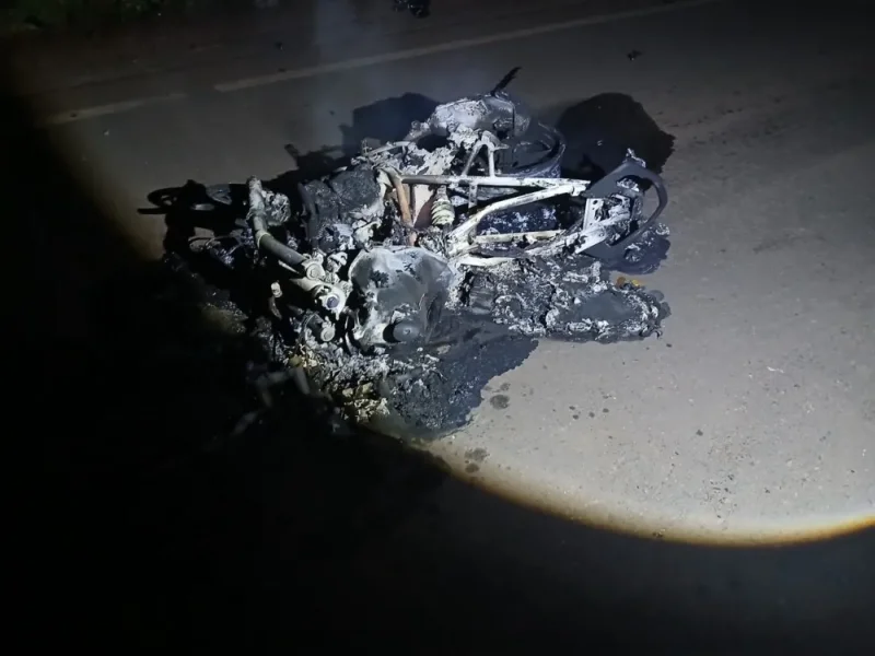 Moto pega fogo após colisão frontal com carro na RO-010, em Rolim de Moura