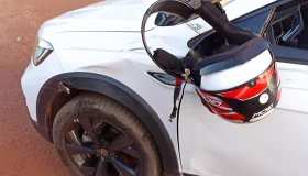 Motociclista é socorrido após colisão com carro no bairro Cidade Alta, em...