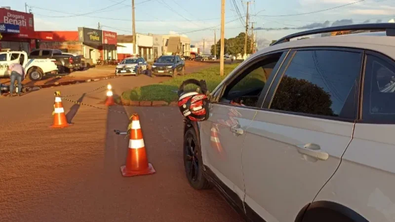 Foto 3 da matéria: Motociclista é socorrido após colisão com carro no bairro Cidade Alta, em Rolim de Moura