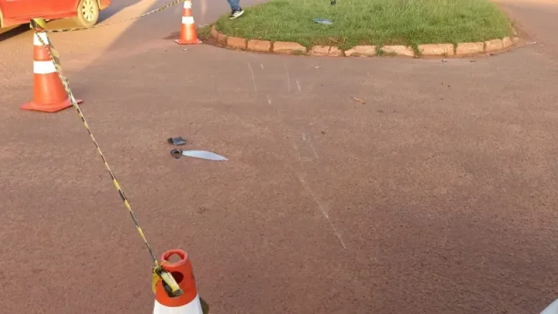 Foto 1 da matéria: Motociclista é socorrido após colisão com carro no bairro Cidade Alta, em Rolim de Moura