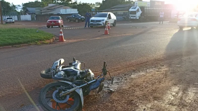 Foto 2 da matéria: Motociclista é socorrido após colisão com carro no bairro Cidade Alta, em Rolim de Moura