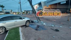 Motorista sem CNH perde controle, bate em poste e deixa parte da cidade sem...