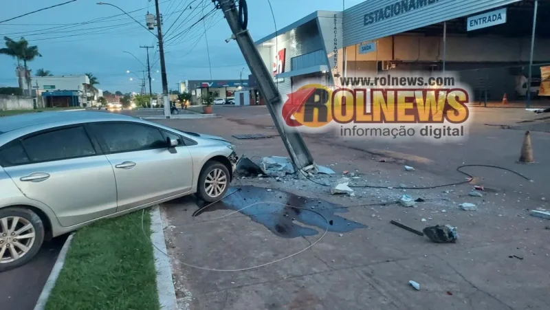 Motorista sem CNH perde controle, bate em poste e deixa parte da cidade sem energia em Rolim de Moura