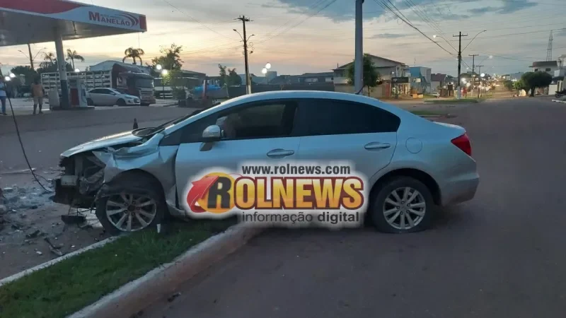 Foto 1 da matéria: Motorista sem CNH perde controle, bate em poste e deixa parte da cidade sem energia em Rolim de Moura