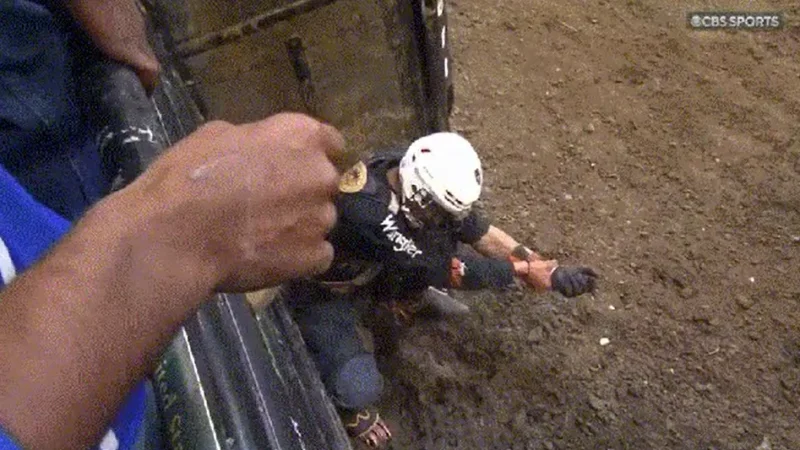 Peão rondoniense reposiciona ombro deslocado sozinho durante competição de montaria nos EUA e vídeo viraliza