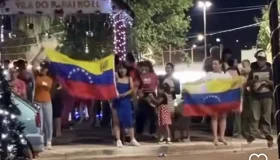 Venezuelanos realizam ato em Rolim de Moura para comemorar prisão de Nicolás...