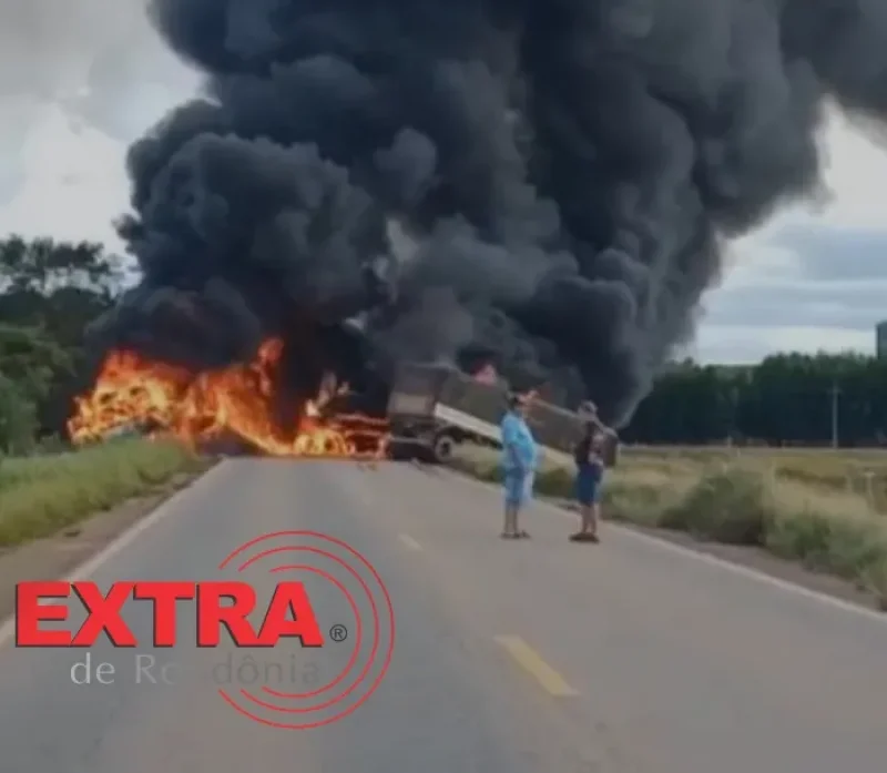 VÍDEOS: colisão entre carretas provoca incêndio e interdita BR-174 próximo a Comodoro no MT