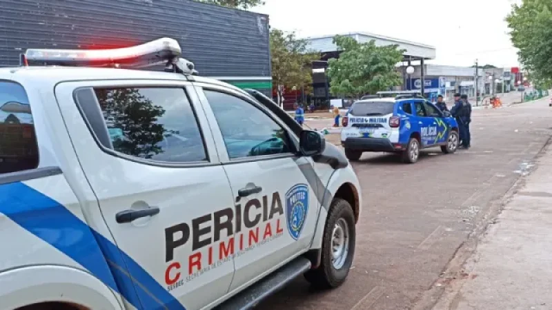 Foto 1 da matéria: Virada de Ano termina em violência: mulher é esfaqueada no centro de Rolim de Moura