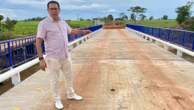 Prefeito Aldo Júlio entrega ponte de concreto na Linha 200 Lado Norte e...