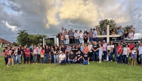 Produtores rurais recebem caminhão com apoio de Cirone