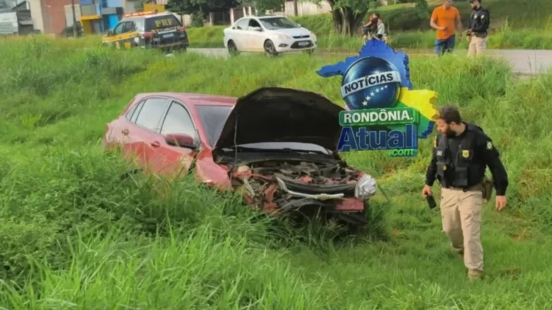 Foto 3 da matéria: Cena impressionante na BR-364 em Ji-Paraná: motorista desmaia e carro arrasta outro por cerca de 200 metros