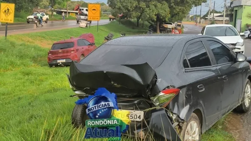 Foto 2 da matéria: Cena impressionante na BR-364 em Ji-Paraná: motorista desmaia e carro arrasta outro por cerca de 200 metros