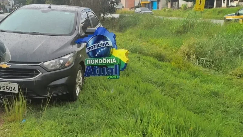 Foto 1 da matéria: Cena impressionante na BR-364 em Ji-Paraná: motorista desmaia e carro arrasta outro por cerca de 200 metros