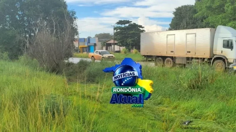 Foto 4 da matéria: Cena impressionante na BR-364 em Ji-Paraná: motorista desmaia e carro arrasta outro por cerca de 200 metros