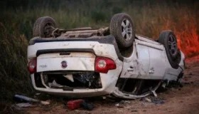 Criança morre em capotamento enquanto família socorria parente baleado, em...