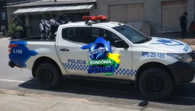 Garota de 18 anos empina XRE na