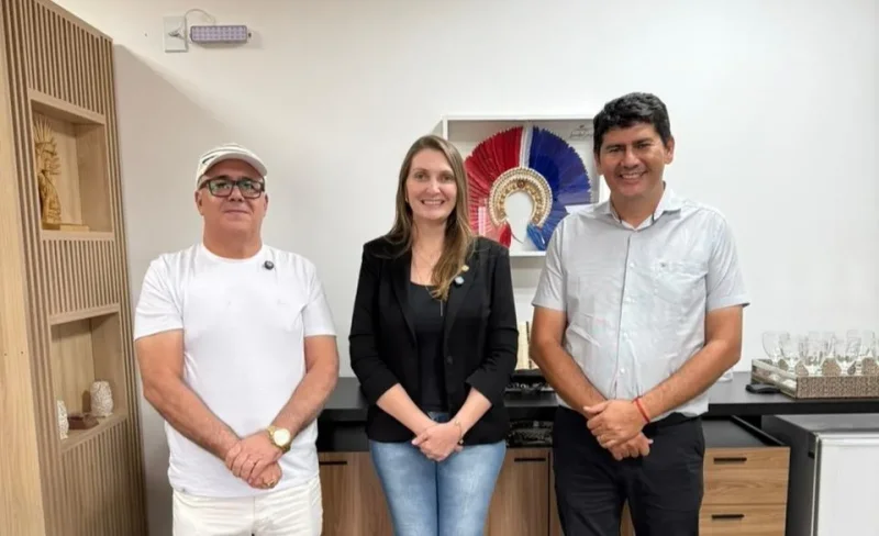 A deputada estadual Gislaine Lebrinha (União Brasil) recebeu em seu gabinete o vereador Pastor João Vanderlei e o prefeito Netinho, do município de Guajará-Mirim.