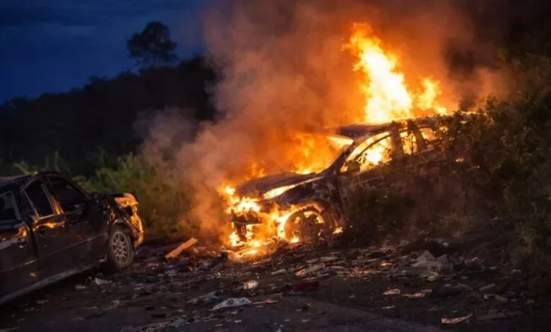 Grave acidente na BR-364 deixa veículo em chamas durante a madrugada Entre Presidente Médici e Cacoal