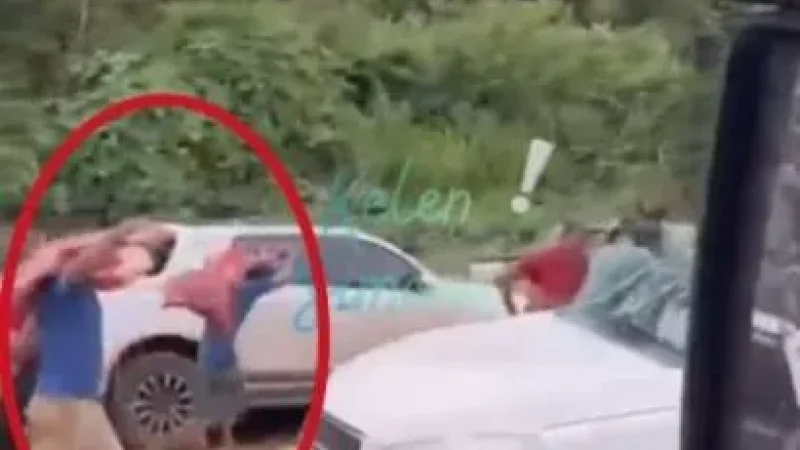 Foto 1 da matéria: Impressionante: Após tombar em rodovia de Mato Grosso, caminhão de empresa de Vilhena tem carga saqueada; veja vídeo