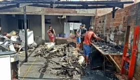Incêndio destrói residência e oficina de motos em Cacoal