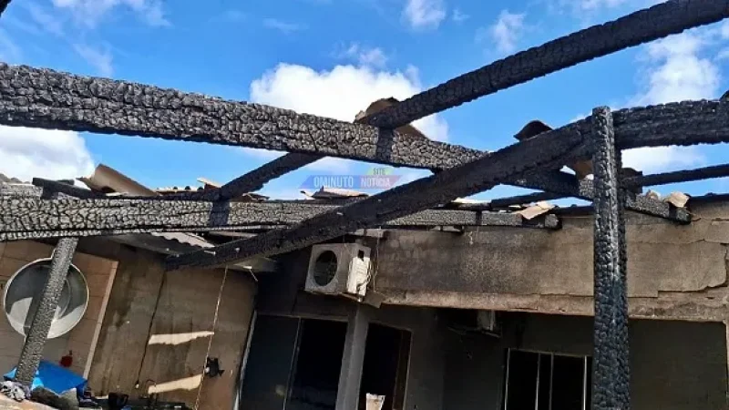 Foto 1 da matéria: Incêndio destrói residência e oficina de motos em Cacoal