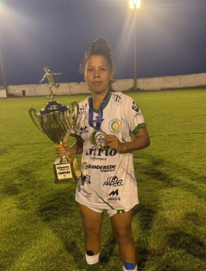 A meia-atacante Andressa, que vinha brilhando com a camisa do Rolim de Moura Esporte Clube, é a nova contratação do Athletico Paranaense.