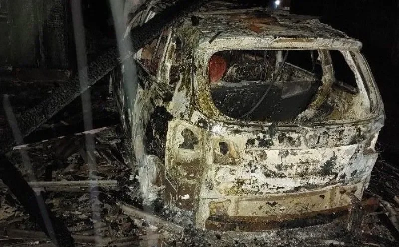 Moradores perdem casa e carro após incêndio em São Francisco do Guaporé