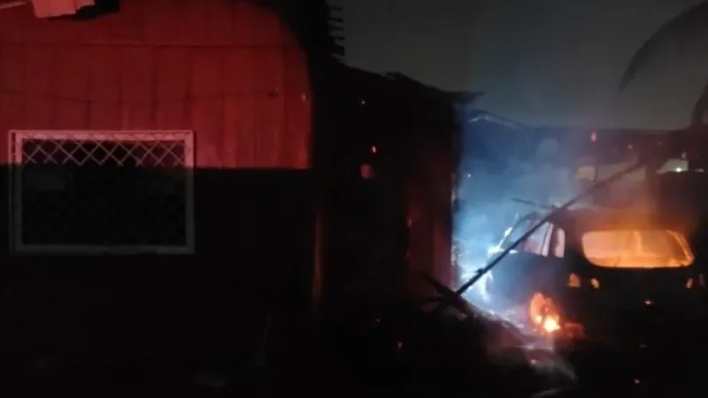 Foto 1 da matéria: Moradores perdem casa e carro após incêndio em São Francisco do Guaporé