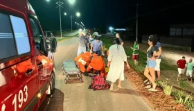 Motociclista é socorrido após colisão com carreta nesta quinta-feira, em...