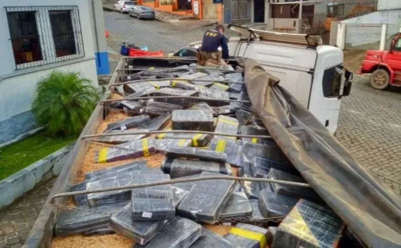 NO PARANÁ: Caminhão com placa de RO é apreendido com 1,6 tonelada de maconha