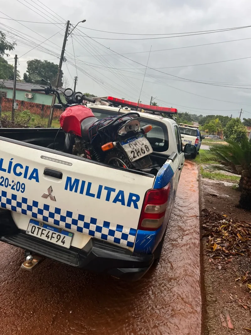 Polícia Militar do Estado de Rondônia recupera moto roubada após acidente com viatura que deixou policiais feridos