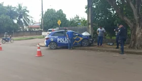 Policiais Militares ficam feridos após viatura colidir contra poste durante...