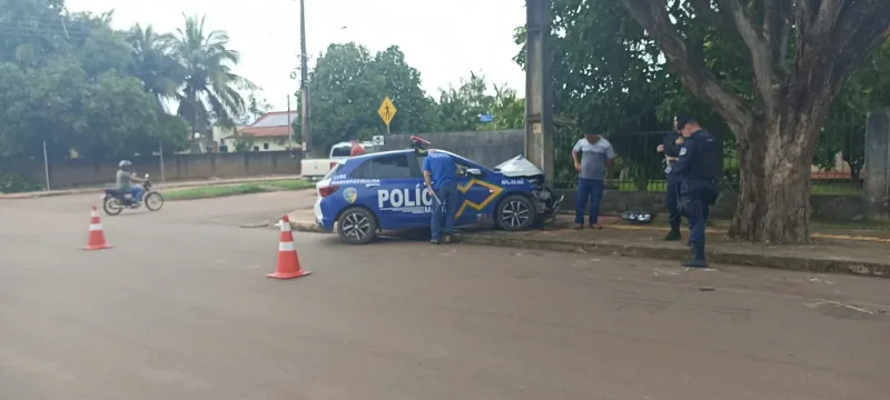 Policiais Militares ficam feridos após viatura colidir contra poste durante acompanhamento tático em Rolim e Moura